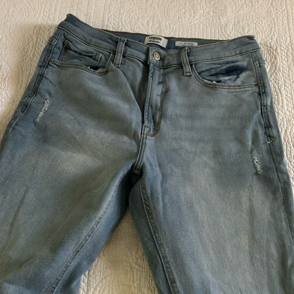 KENSIE DISTRESSED JEANS